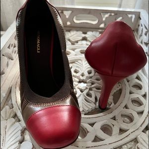 Bruno Magli leather pimps with elastic trip. Beautiful red and brown combo.